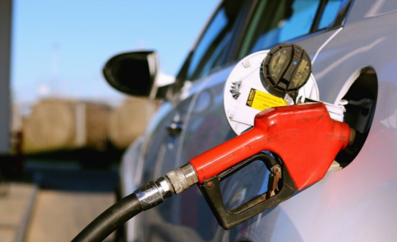 Araç sahiplerine kötü haber: Benzine gece yarısı bir zam daha!