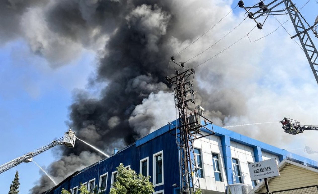 Arnavutköy'de plastik fabrikasında korkutan yangın