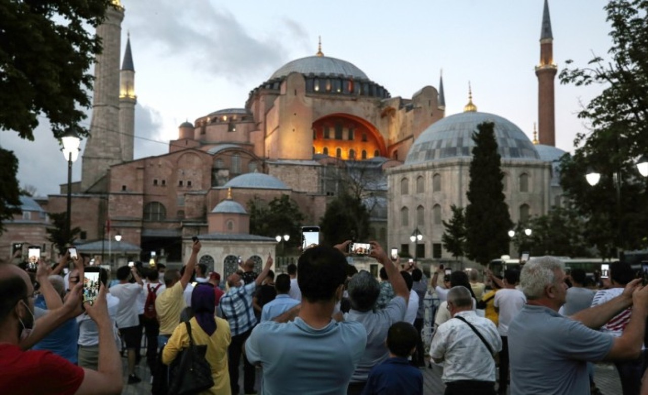 Ayasofya'dan skandal görüntüler: Kapısı,  su hazinesi derken,  şimdi de duvarlarını söküyorlar!