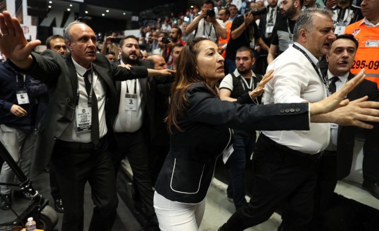 Beşiktaş genel kurulunda kavga çıktı: Yumruklar konuştu