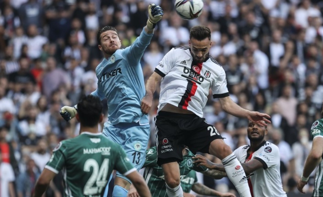 Beşiktaş-Konyaspor: 2 gol,  2 direk! Taraftardan şok protesto