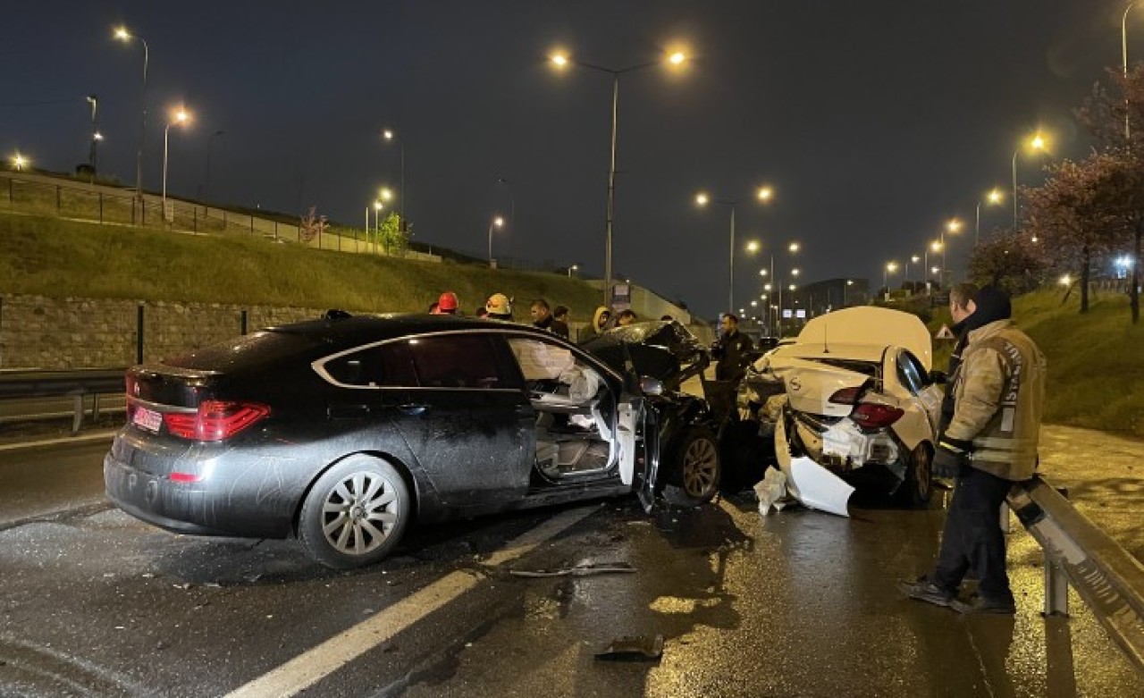 Bir sürücü aracını bırakıp kaçtı: Pendik'te trafik kazasında 5 kişi yaralandı