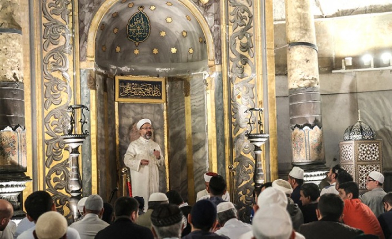 Diyanet İşleri Başkanı Erbaş,  fethin yıl dönümünde Ayasofya'da sabah namazı programına katıldı