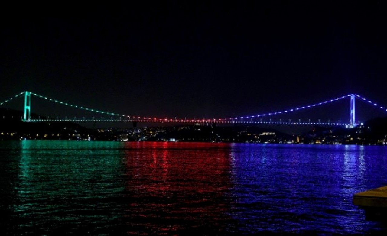 Fatih Sultan Mehmet Köprüsü Azerbaycan bayrağının renklerine büründü