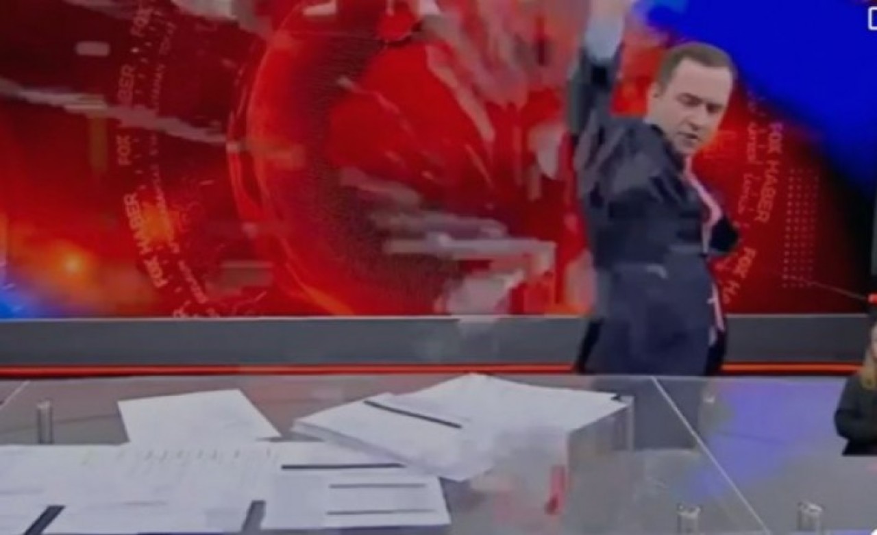 Fox Ana Haber'de habere sinirlenen Selçuk Tepeli yayını terk etti