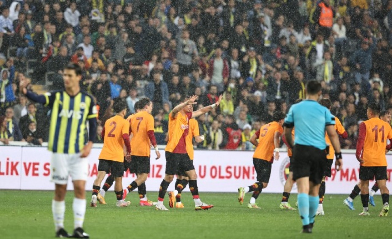 Galatasaray,  Fenerbahçe'yi Kadıköy'de devirdi