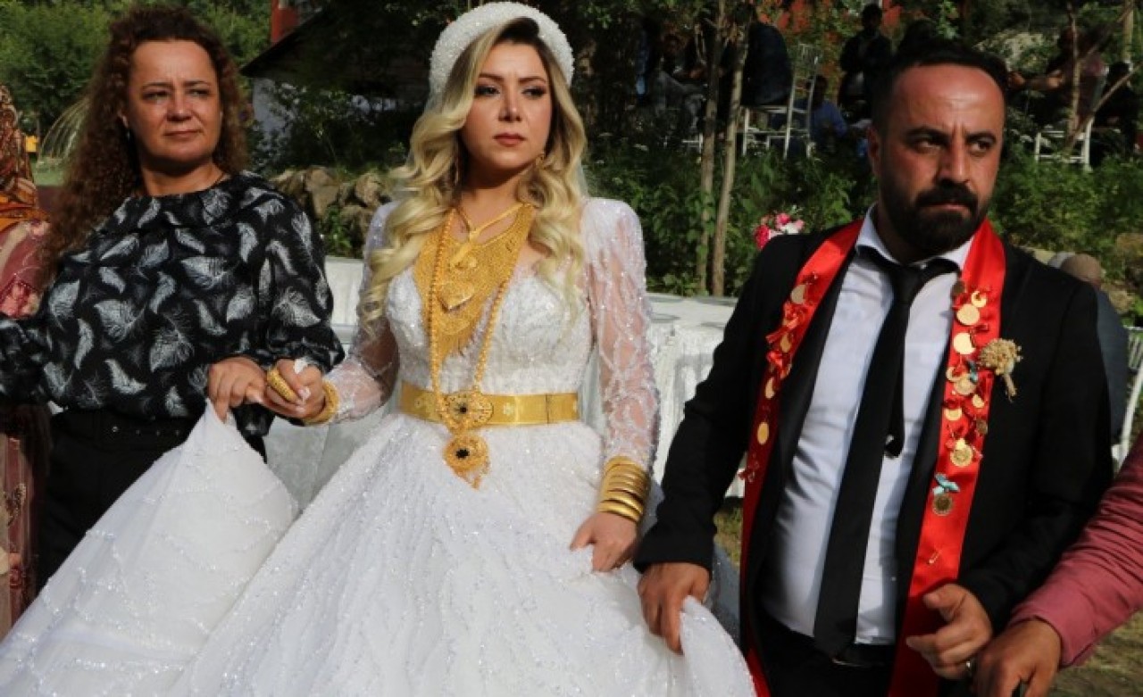 Hakkari'de Aydın Çiftçi'nin oğlu Cengiz Çiftçi'nin evlendiği Tuba Egin'e 2.5 kilo altın takıldı,  verilen para da dudak uçuklattı