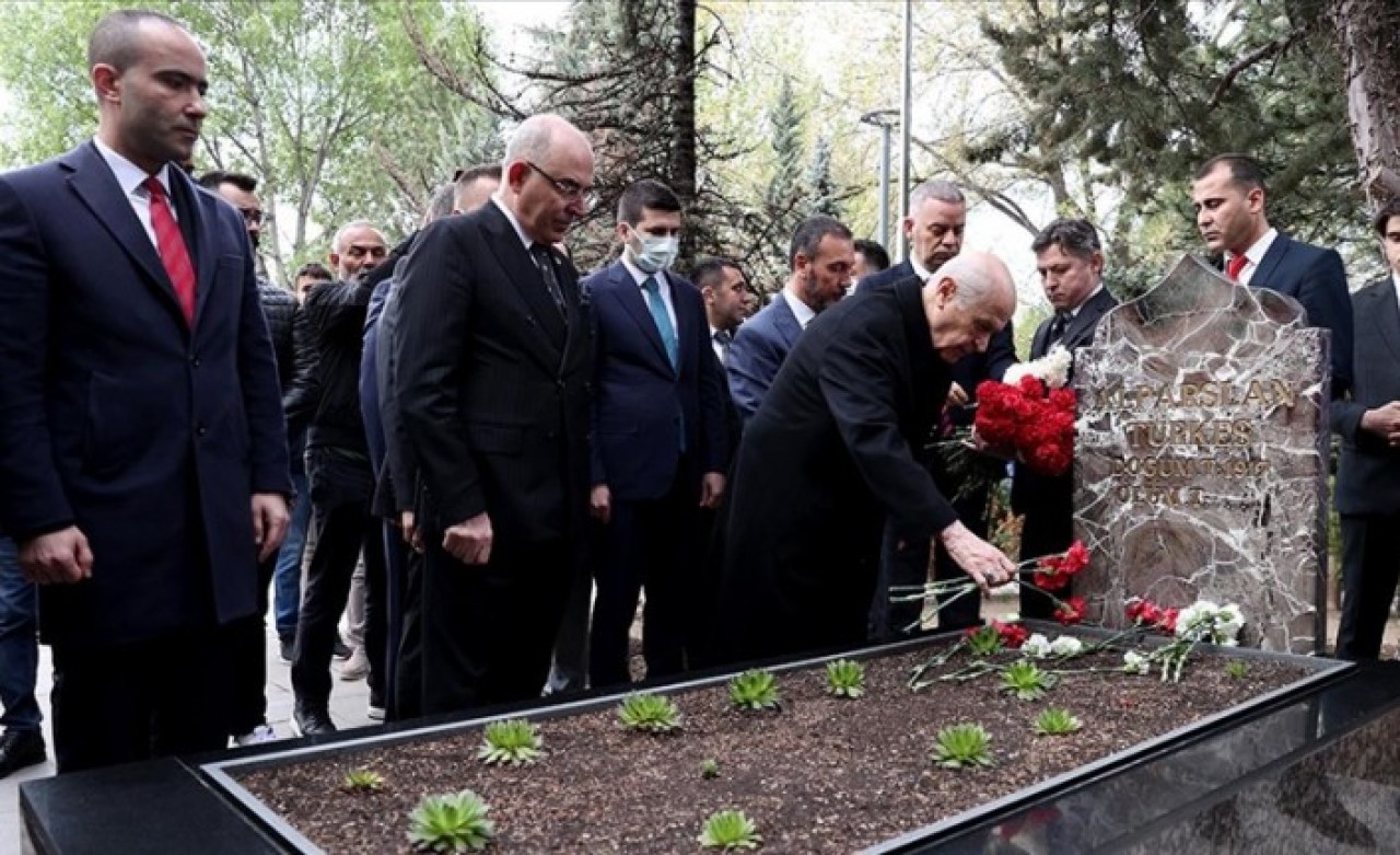 MHP Genel Başkanı Bahçeli,  Alparslan Türkeş'in kabrini ziyaret etti: Flaş açıklama
