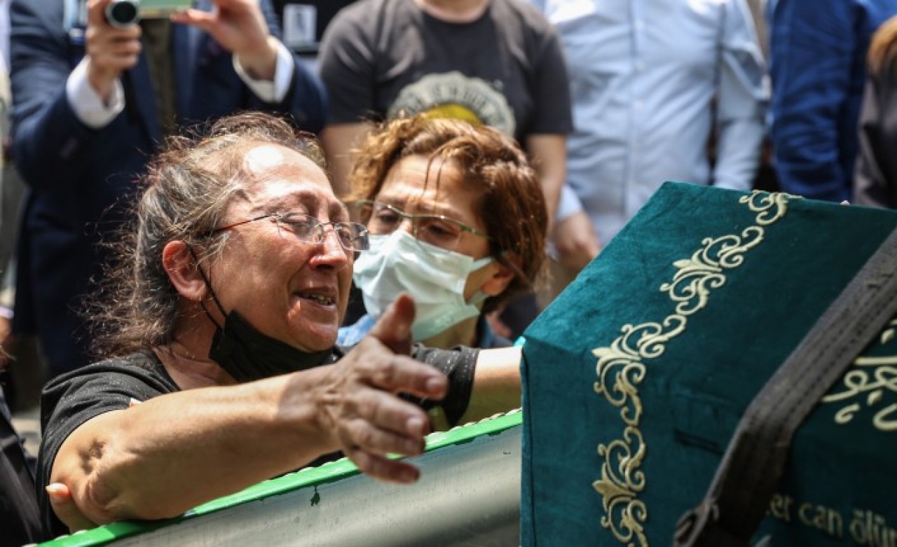 NTV spikeri Özlem Sarıkaya Yurt,  gözyaşlarıyla toprağa verildi: Kayınvalidesinin feryadı yürekleri dağladı