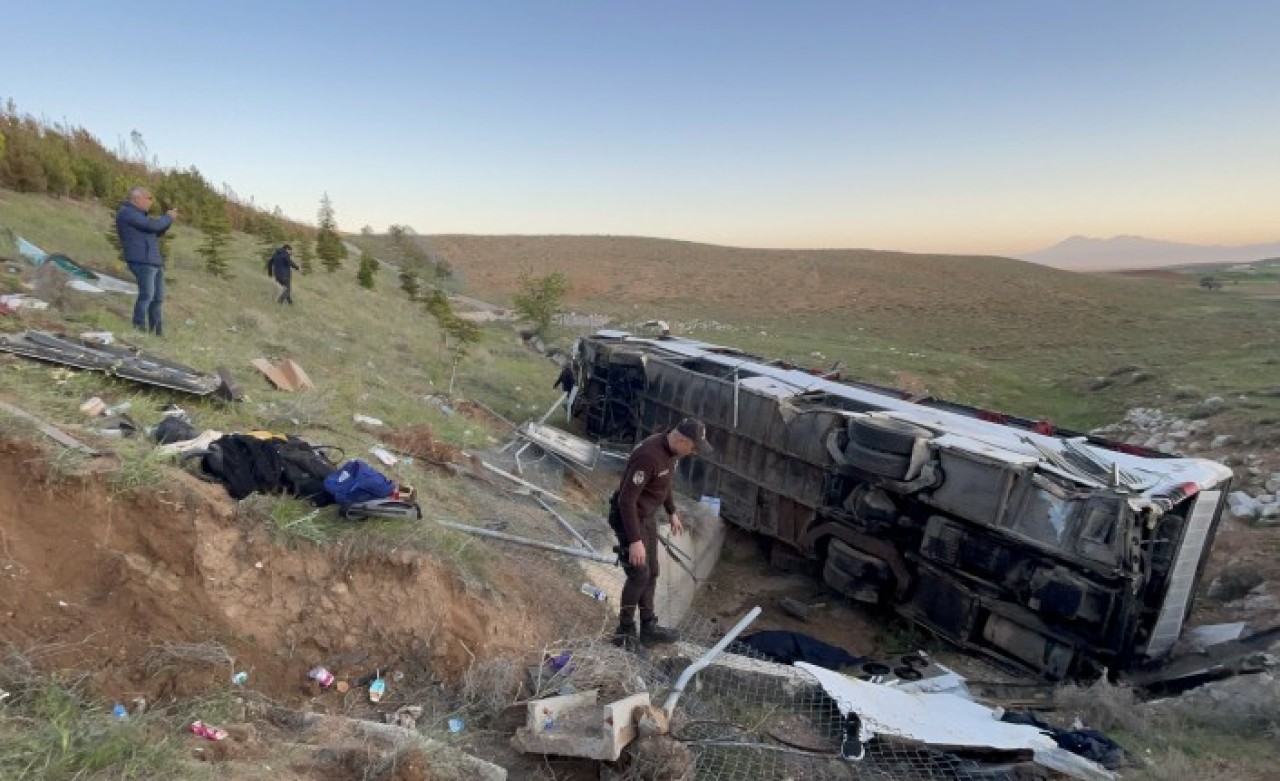 Selçuk Üniversitesi öğrencilerinin otobüsü Niğde'de devrildi: 2 ölü,  42 yaralı var