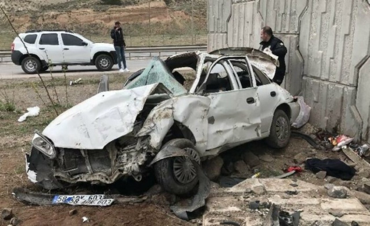 Sivas'ta duvara çarpan otomobilin sürücüsü Hüseyin Güller öldü