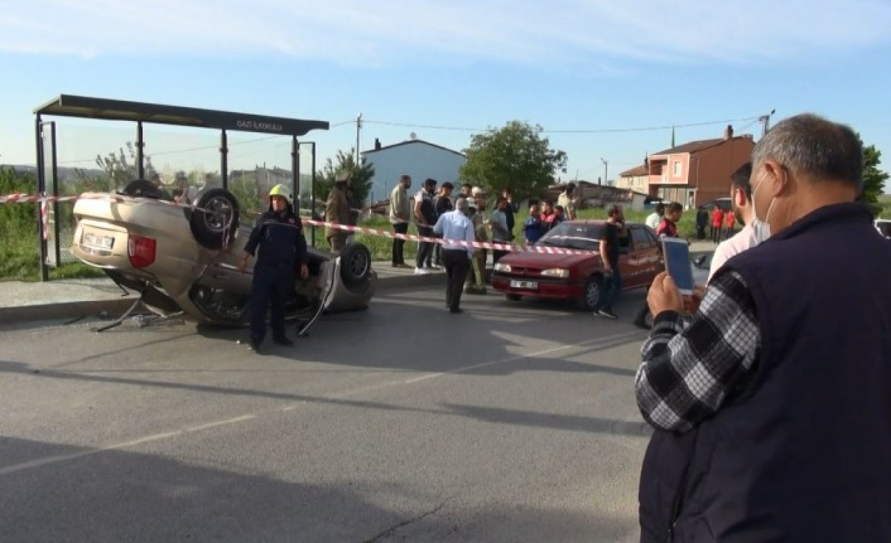 Sultangazi'de kamyonun sıkıştırdığı otomobil takla attı: Görkem Gökmentaş ve annesi Hatice Erdem dehşeti yaşadı
