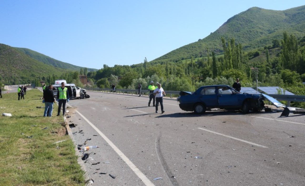 Tokat'ta minibüs ile otomobilin çarpışması sonucu 2 kişi öldü,  12 kişi yaralandı
