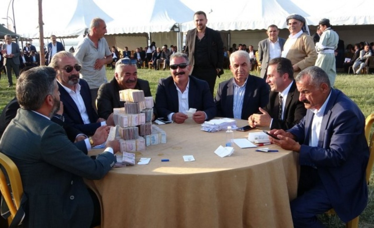 Van'da Gevdan Aşiret lideri Mehmet Aslan'ın oğlu Ceyhun Aslan'ın düğününde takılan para ve kilolarca altın dudak uçuklattı