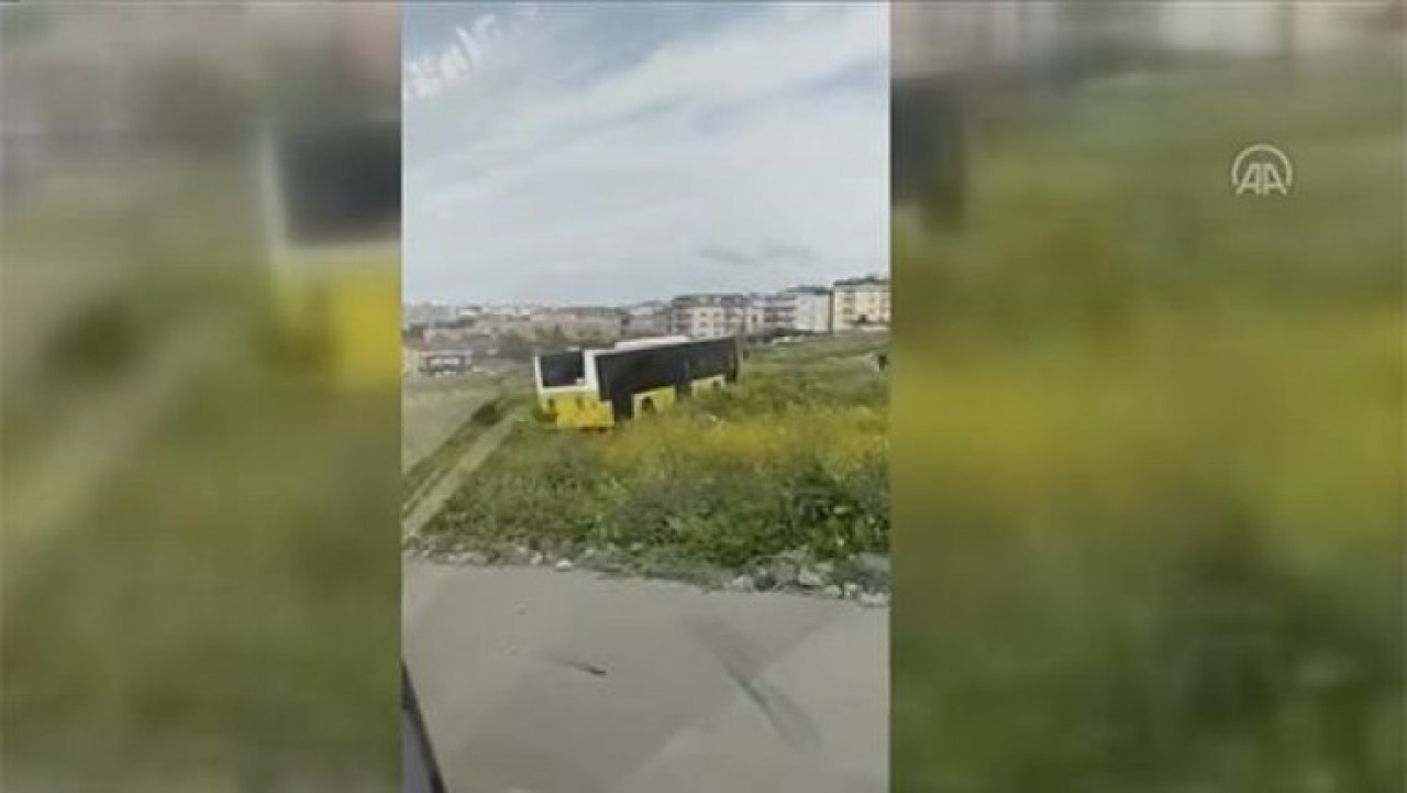 İETT'de akıl almaz kazalar: Yoldan çıkarak boş araziye giren otobüste hasar oluştu