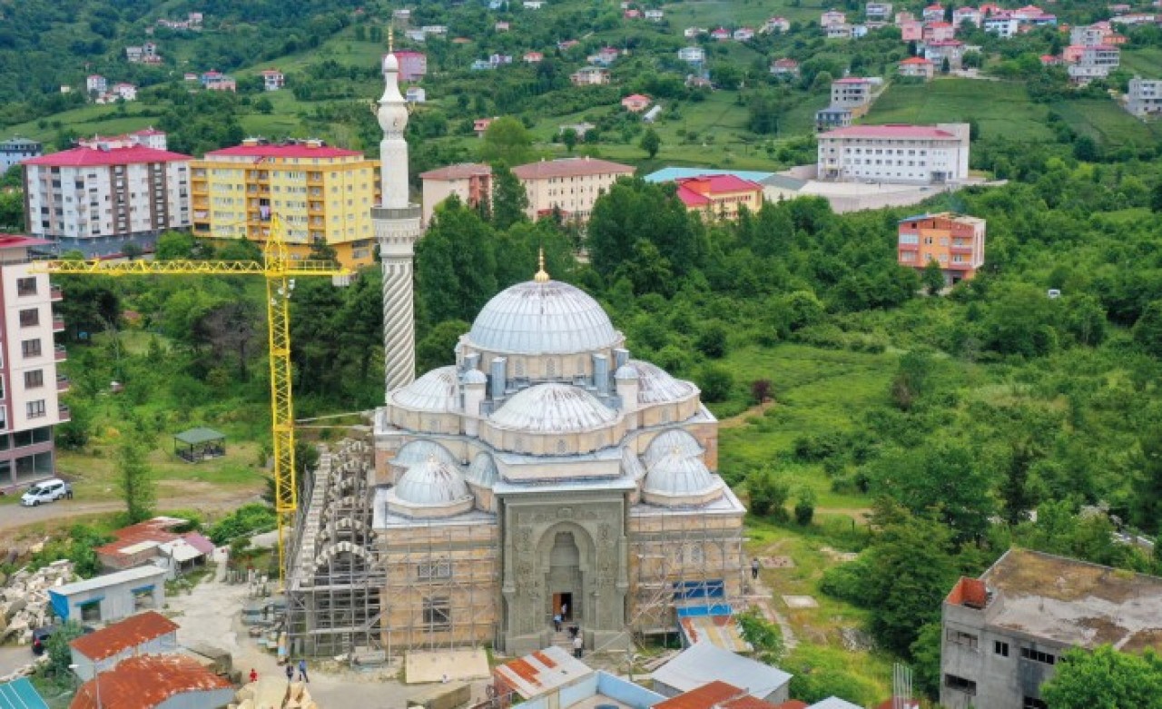 35 yılda yapılan caminin 4 yılda tamamlanan minaresini görenler şoke oldu