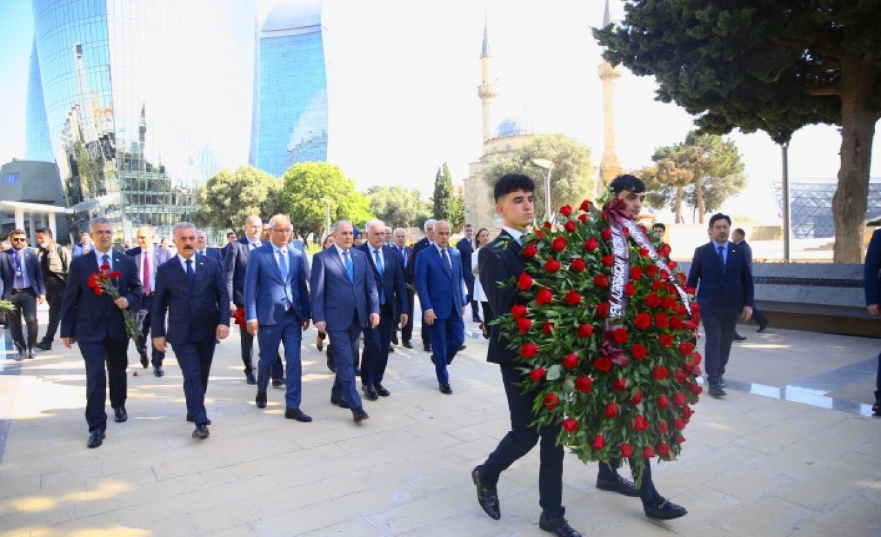 AK Parti ve MHP'li vekillerden oluşan heyet,  Bakü'de şehitlikleri ziyaret etti