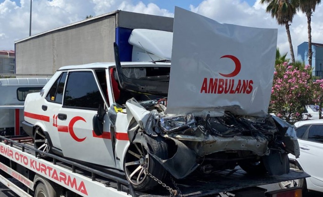 Alanya'da ambulans görünümlü otomobiliyle otobüse çarptı: Necip Çetin öldü