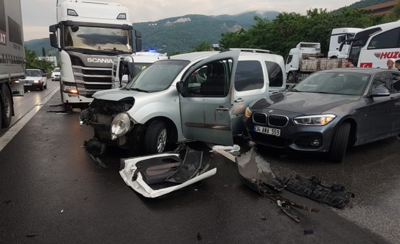 Anadolu Otoyolu Sakarya'da 6 araç birbirine girdi: Yaralılar var