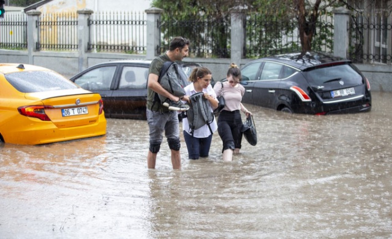 Ankara'da bugün: Ev ve işyerlerini su bastı,  trafik durdu