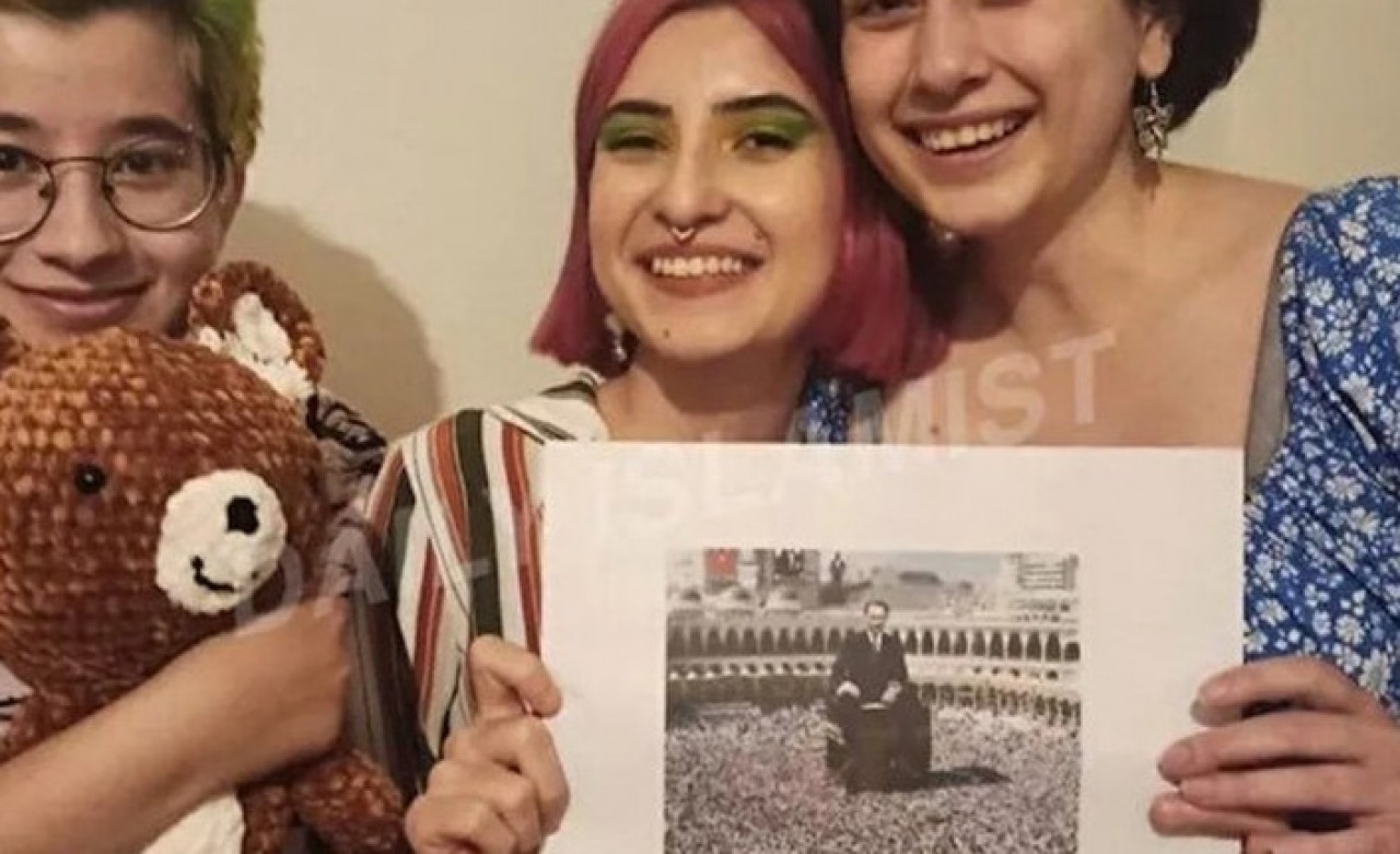Atatürk'ü Kabe'nin üzerine oturmuş gibi gösteren görseli paylaşan Kadir Has Üniversitesi gençlerine  soruşturma