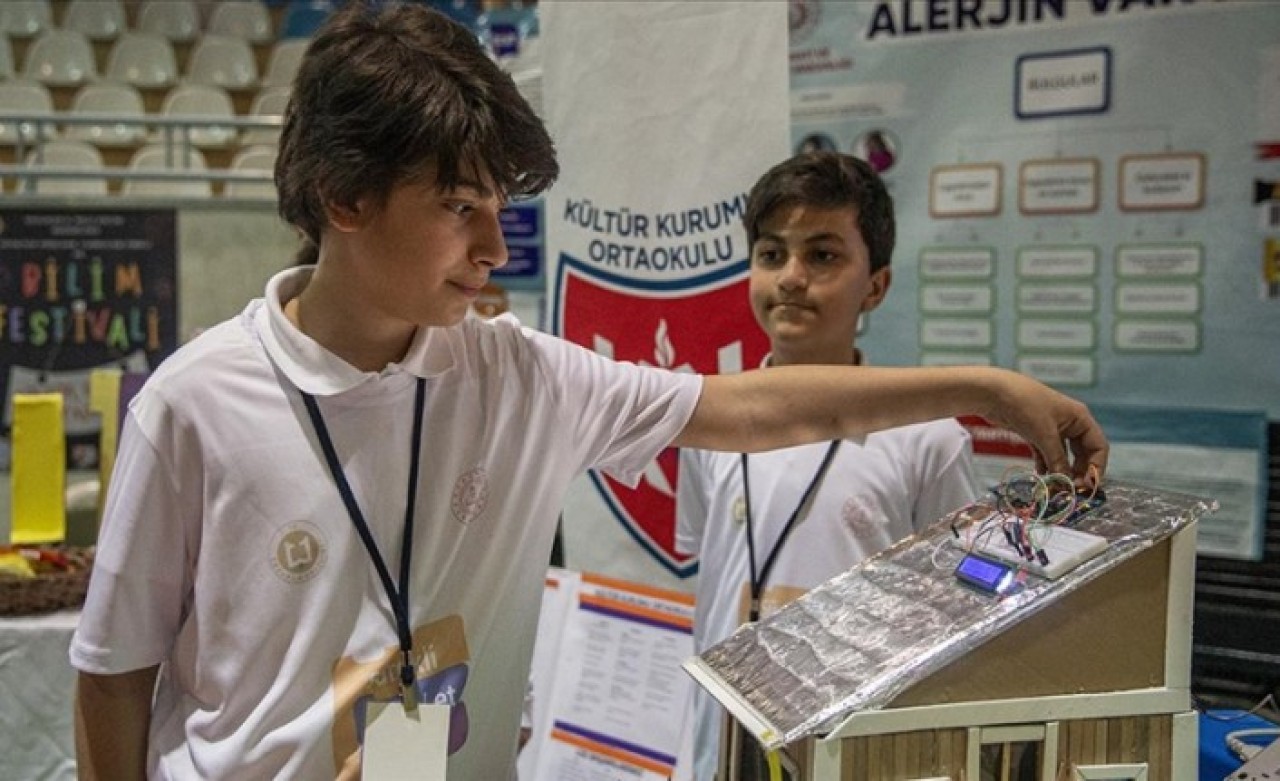 Atık malzemelerden kar birikmesi ve buzlanmaya karşı proje yaptı