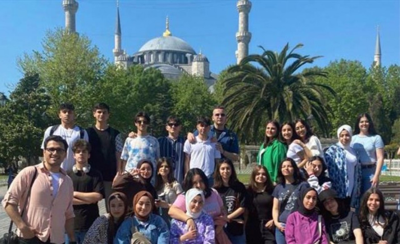 Öğrenciler İstanbul'un tarihi ve kültürel mekanlarını geziyor