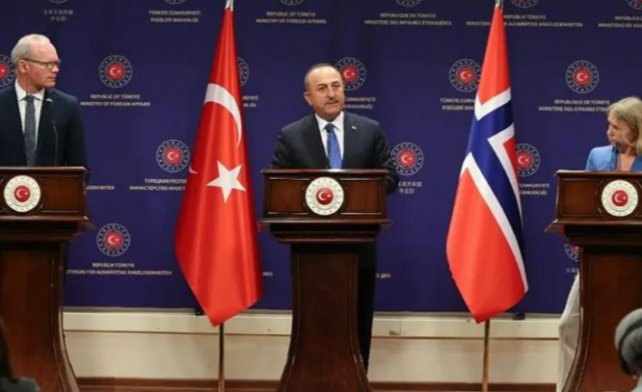 Bakan Çavuşoğlu'ndan canlı yayında "Turkey" diyen muhabire ince ayar