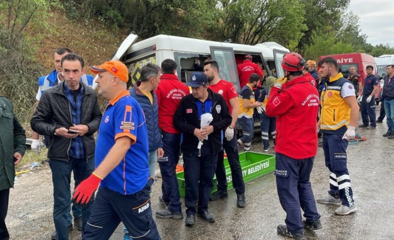 Balıkesir'de düğün yolunda katliam gibi kaza: 6 kişi öldü,  12 yaralı var