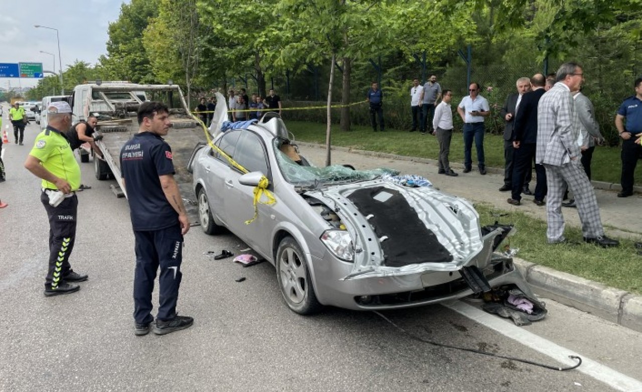 Beton mikserinin üstüne devrildiği otomobildeki baba ve oğul öldü