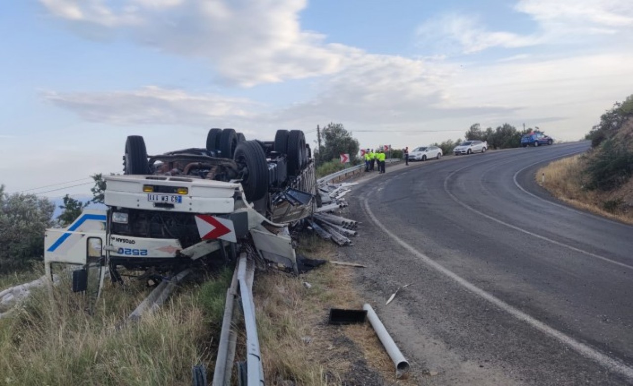 Çanakkale'de kamyon devrildi: Eyyüp Baylan öldü