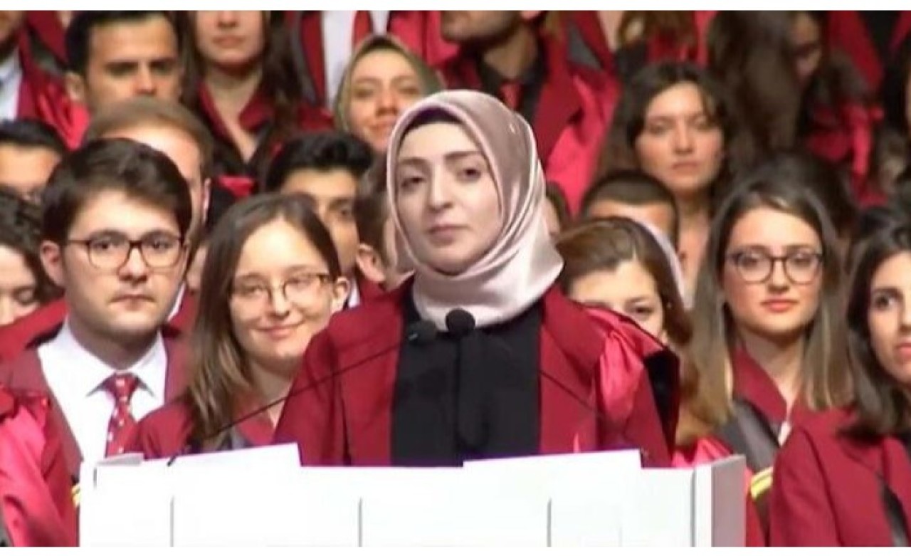 Çapa Tıp Fakültesi'ni birincilikle bitiren Merve Nur Uçar'ın konuşması mezuniyet törenine damga vurdu