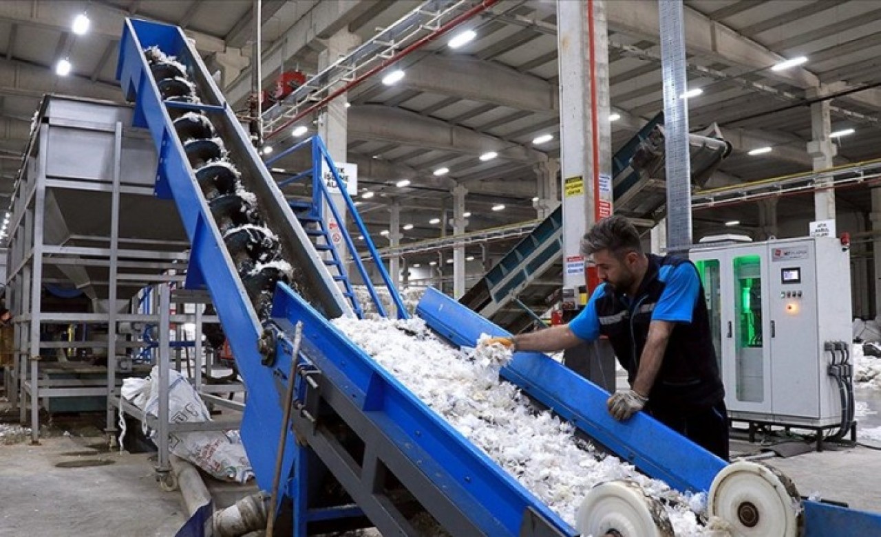 Çevreci fabrika plastik atıktan ürettiği ham maddeyi 17 ülkeye ihraç ediyor