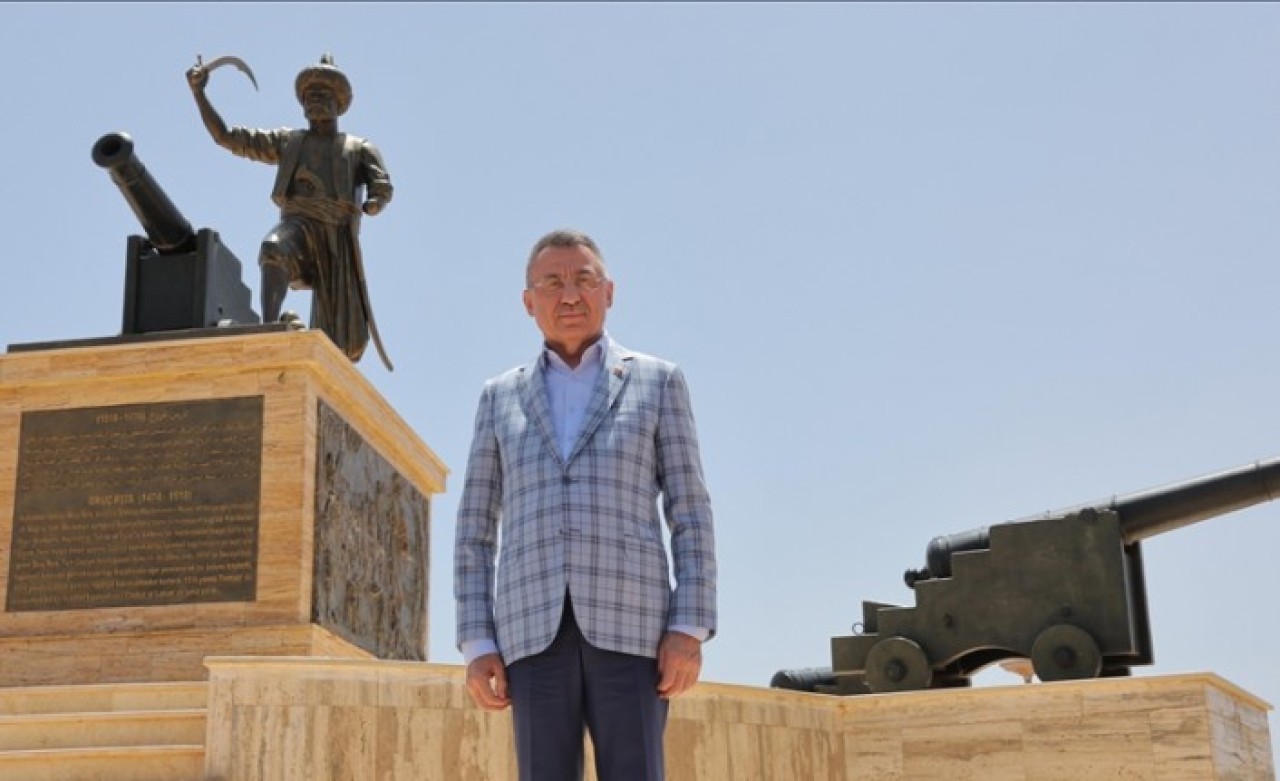 Cumhurbaşkanı Yardımcısı Oktay,  Bey Sarayı ve Oruç Reis Anıtı'nı ziyaret etti