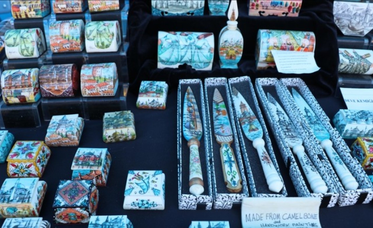 Deve kemiğini sanat eserine dönüştüren ustanın eserleri dikkati çekiyor