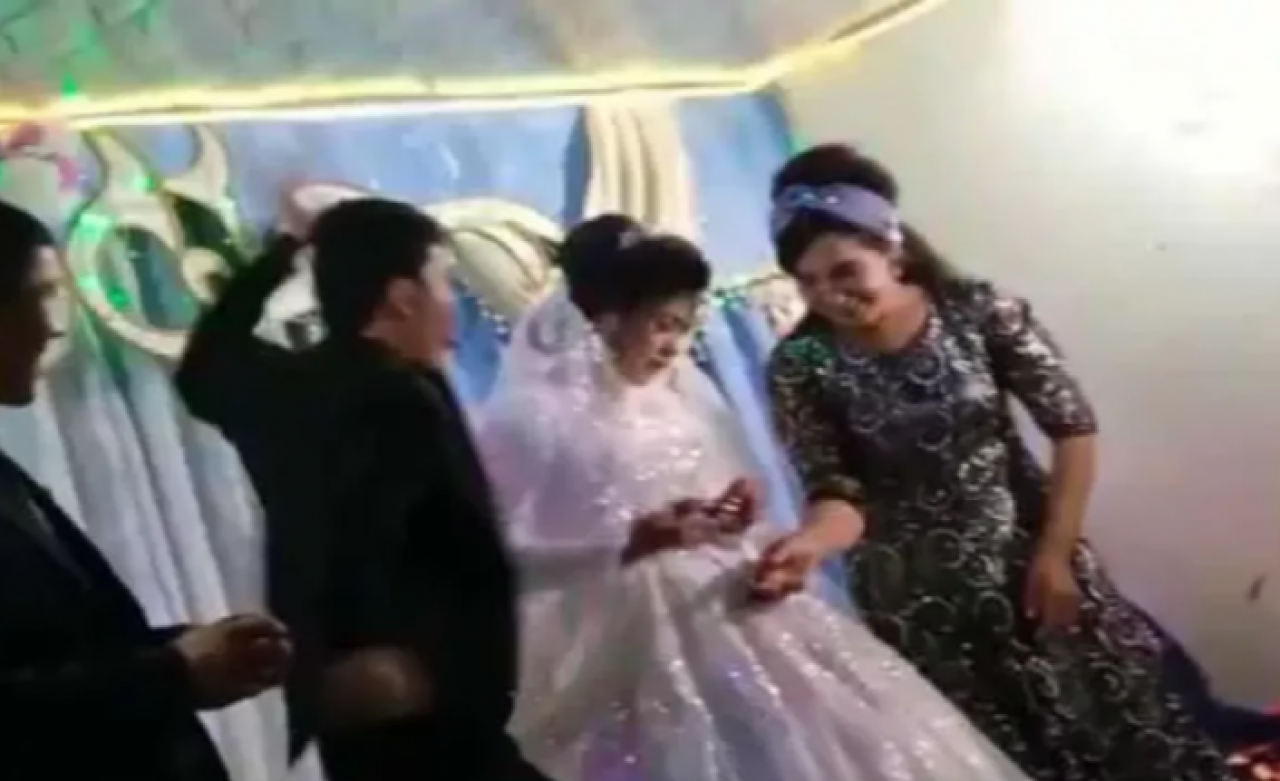 Düğünde oynanan oyunda kaybetmeyi hazmedemeyen damat,  geline yumruk attı