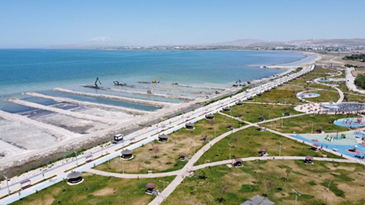 Dünya Çevre Gününde 260 bin metreküp çamur: Van Gölü'nde dip temizliği sürüyor!