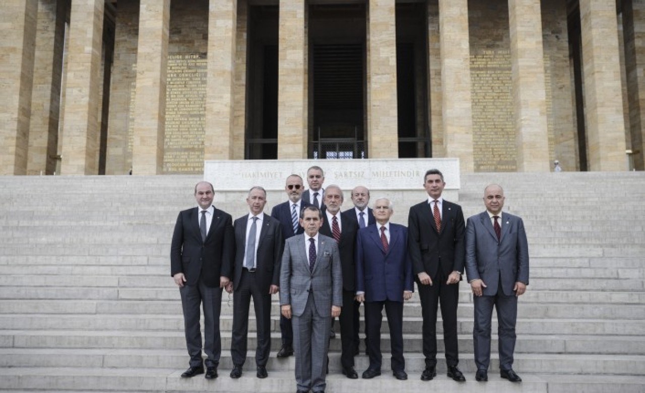 Dursun Özbek,  Ata'nın huzurunda söz verdi