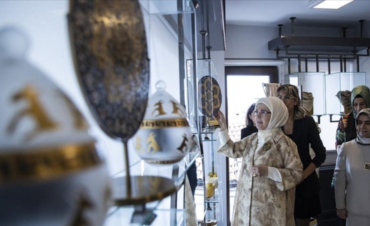 Emine Erdoğan,  tarihi Ankara Kalesi'nde açılan 'Ekolojik Sanat' sergisini ziyaret etti