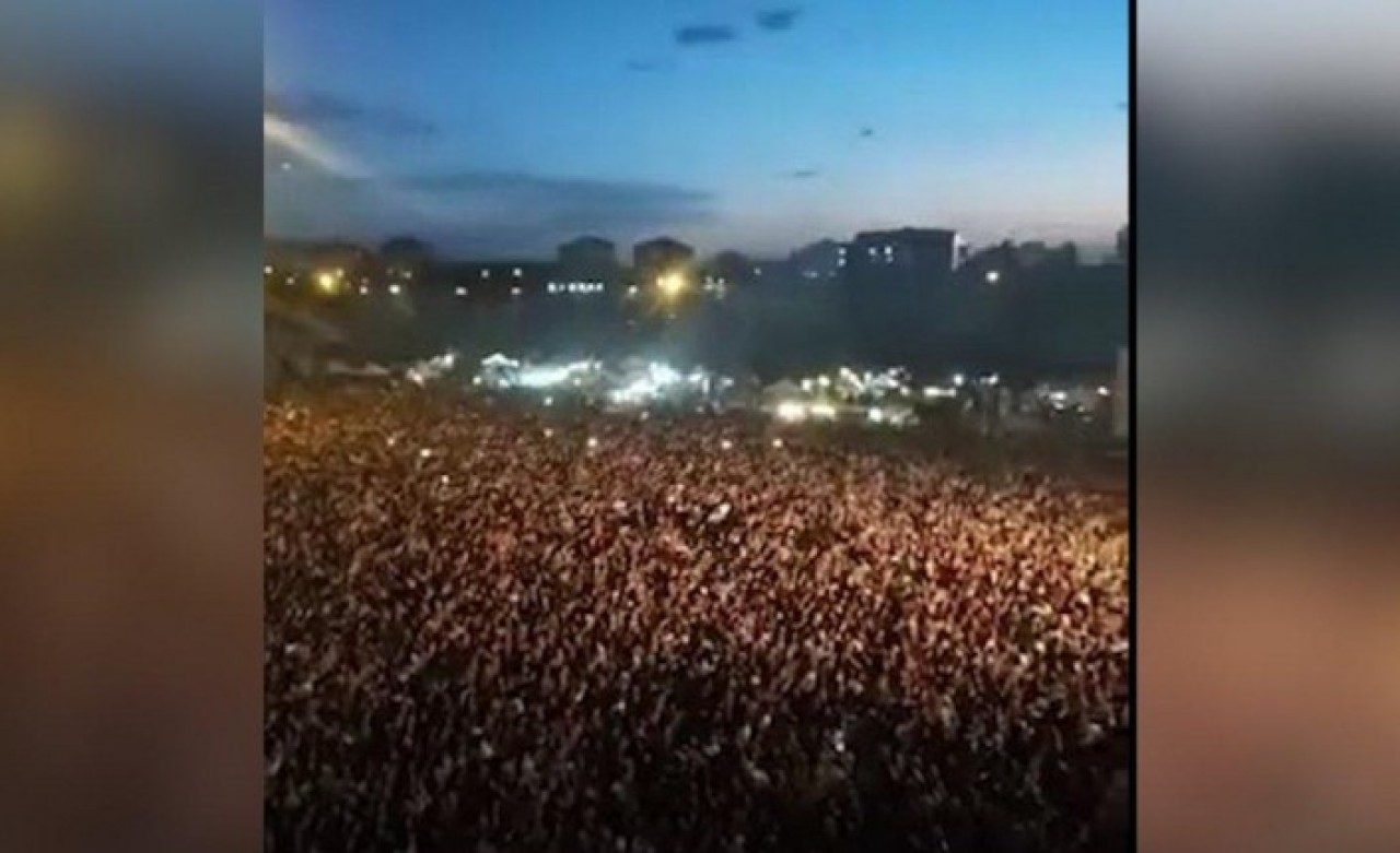 Erciyes Üniversitesi bahar şenliğinde duygulandıran görüntü: Yüz binlerce genç İzmir Marşı'nı söyledi