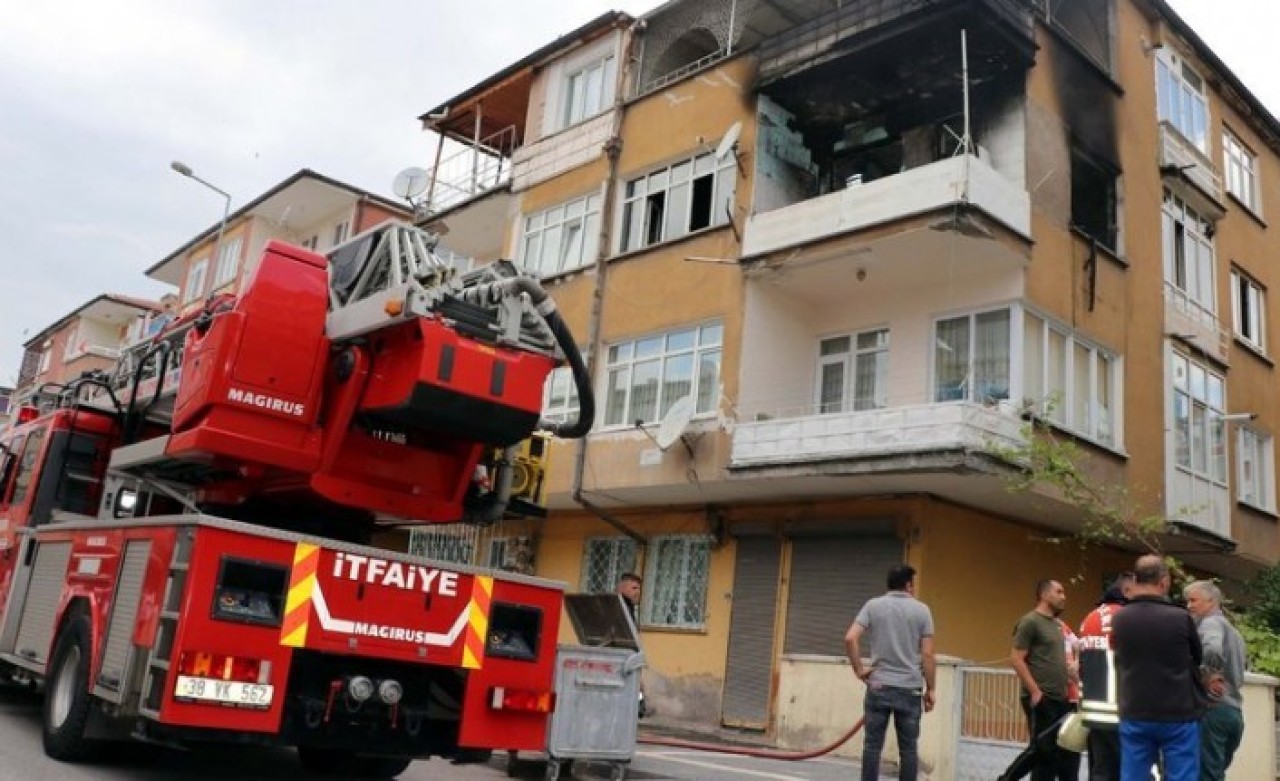 Ev sahibinin çıkarmak istediği kiracı evi yaktı
