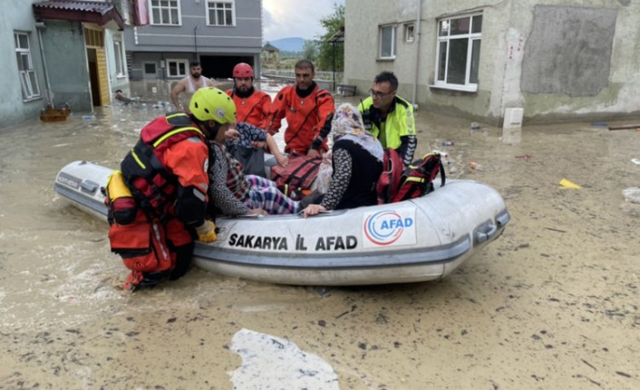 Evleri su bastı,  araçlar sele kapıldı! Kabus bugün de devam edecek: Meteorolojiden 21 ile kuvvetli yağmur uyarısı