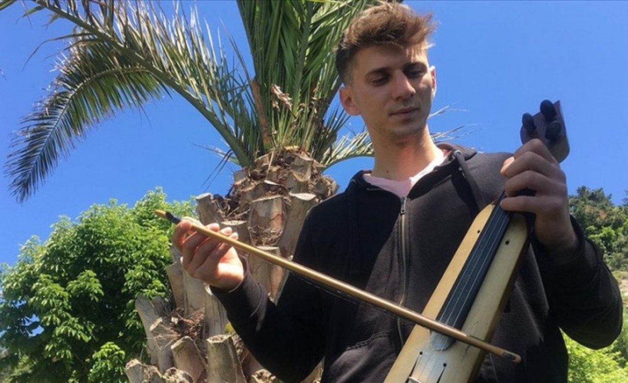 Genç müzisyen kemençesiyle sanatını sokağa taşıyor