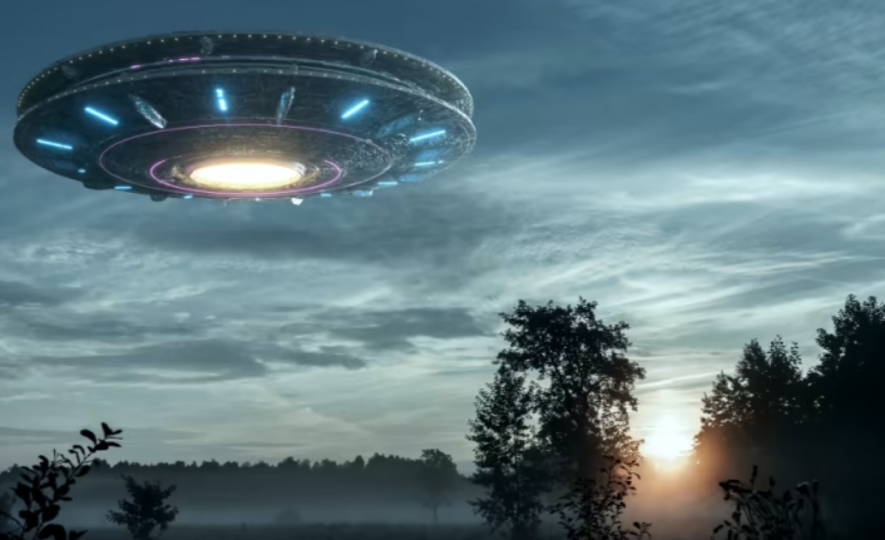 Gören herkes telefonlarına sarıldı: Gökyüzünde UFO paniği!