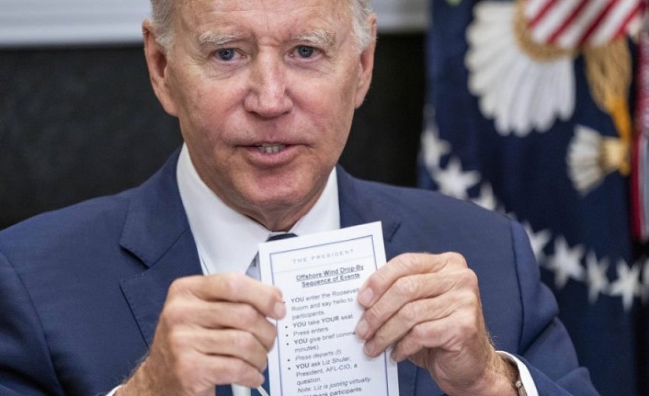 Görenler şoke oldu! Biden kağıdı yanlışlıkla ters çevirince foyası ortaya çıktı: Bakın neler yazıyor?