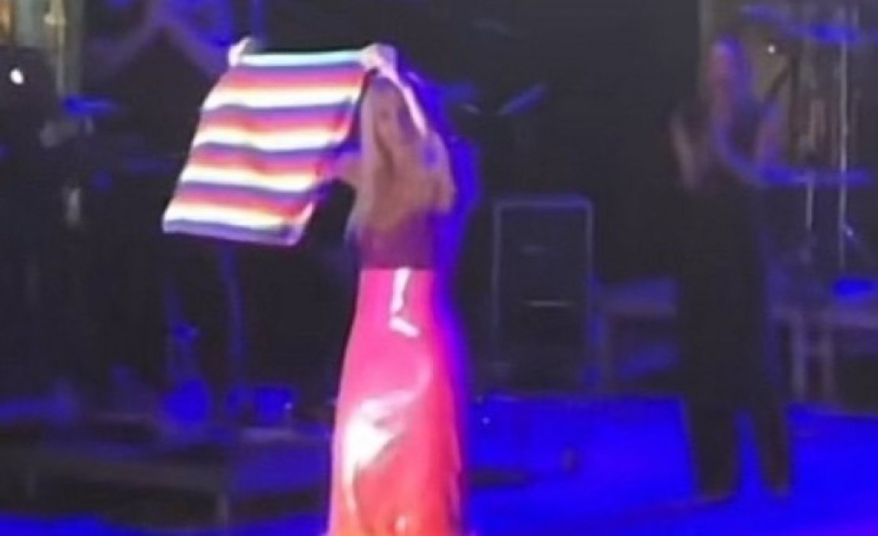 Gülşen sahnesinde LGBT bayrağı açtı,  rahatsız olan bazı izleyiciler konseri terk etti