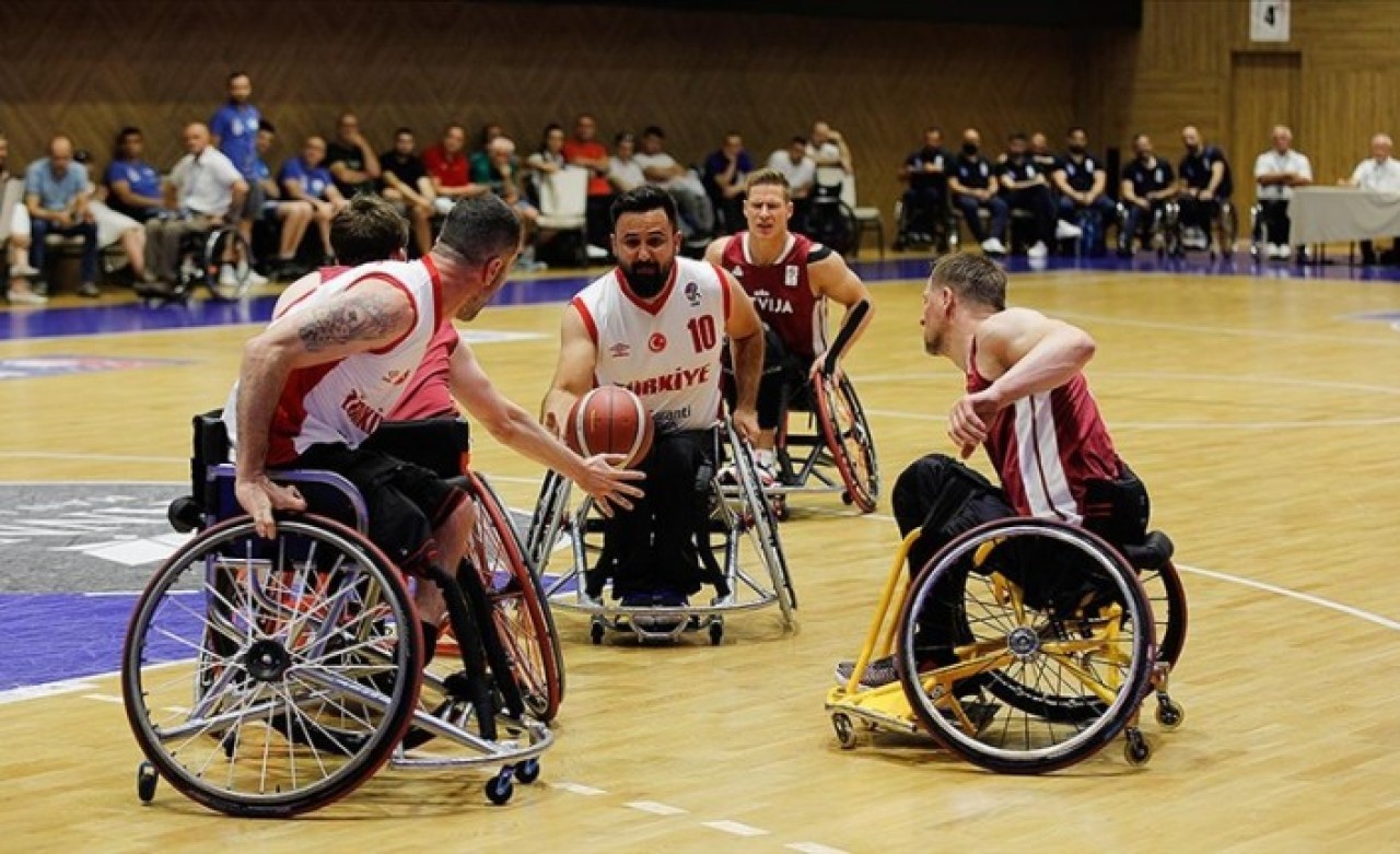 Helal olsun size çocuklar: Türkiye tarihi farkla şampiyon oldu