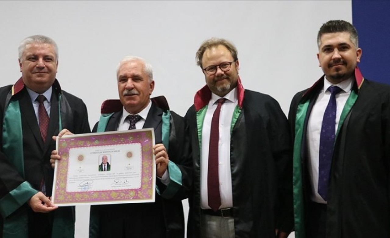 Hukuk fakültesini bitiren emekli öğretmen 70 yaşında avukat oldu