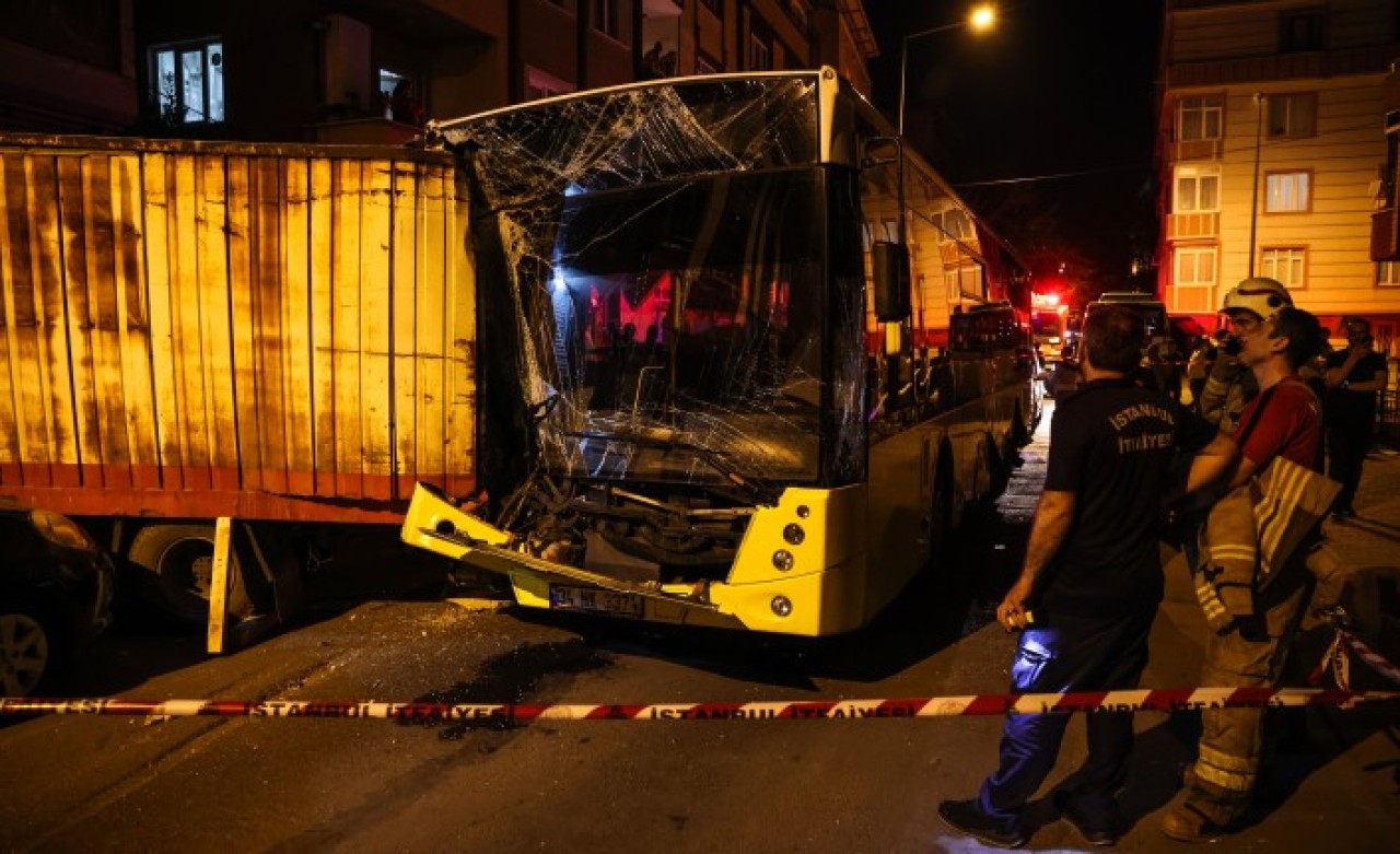 İETT otobüsü 17 araca birden çarptı!