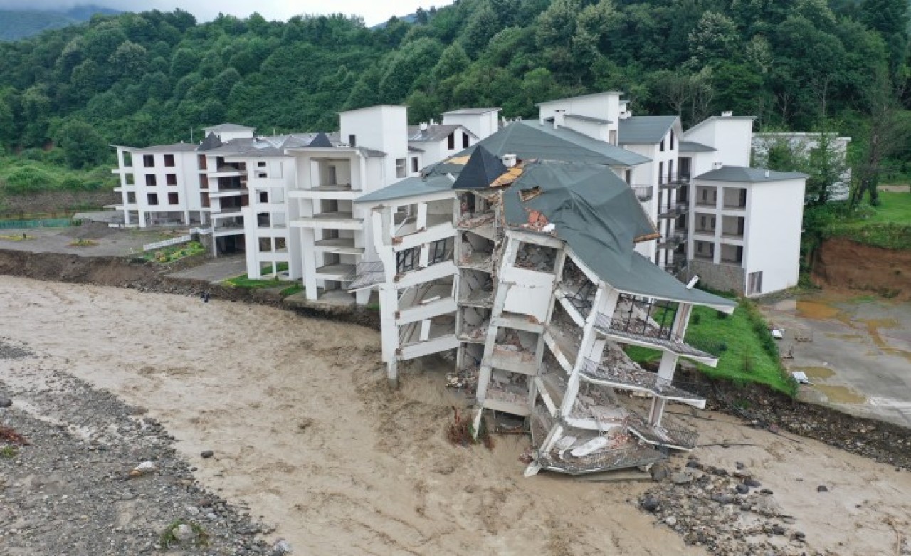 İnanılır gibi değil! Düzce'de dere yatağına yapılan sitedeki 5 katlı binaların son hali: Sel götürdü!